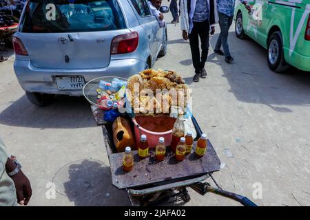 Automobili e gente locale sulle strade di Hargeisa Foto Stock