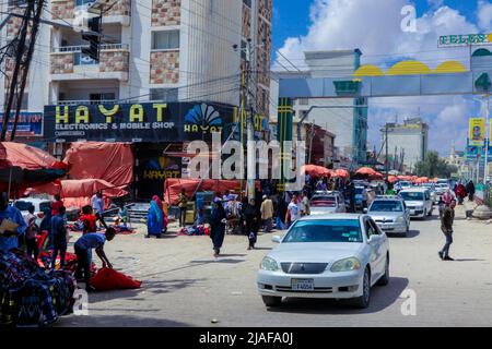 Automobili e gente locale sulle strade di Hargeisa Foto Stock
