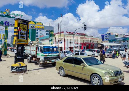 Automobili e gente locale sulle strade di Hargeisa Foto Stock