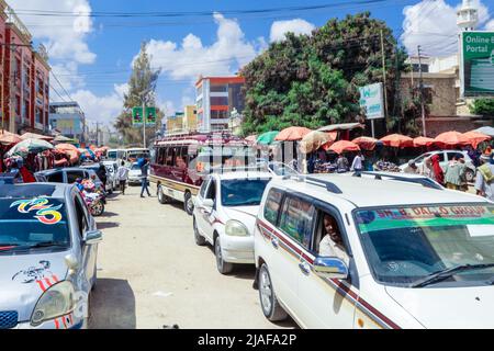 Automobili e gente locale sulle strade di Hargeisa Foto Stock