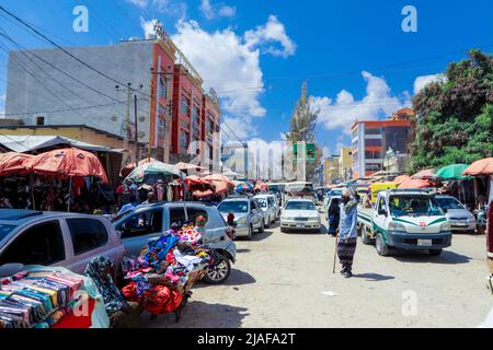 Automobili e gente locale sulle strade di Hargeisa Foto Stock