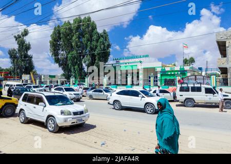 Automobili e gente locale sulle strade di Hargeisa Foto Stock