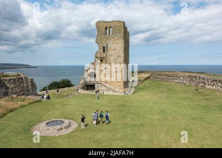 I resti del 12th-secolo Keep (Grande Torre) e Inner bailey, Scarborough Castle, North Yorkshire, Regno Unito. Foto Stock