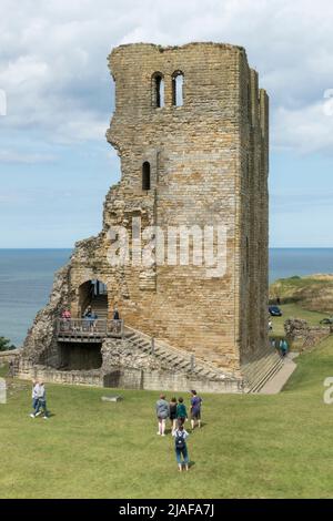 I resti del 12th-secolo Keep (Grande Torre) e Inner bailey, Scarborough Castle, North Yorkshire, Regno Unito. Foto Stock