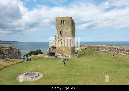 I resti del 12th-secolo Keep (Grande Torre) e Inner bailey, Scarborough Castle, North Yorkshire, Regno Unito. Foto Stock