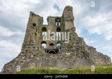 I resti della torre del 12th secolo (Grande Torre), il Castello di Scarborough, North Yorkshire, Regno Unito. Foto Stock