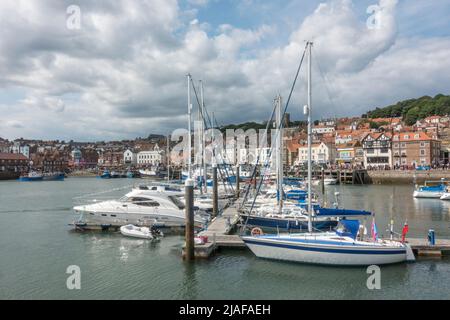 Ammira le numerose barche ormeggiate nel porto di Scarborough, North Yorkshire, Regno Unito. Foto Stock