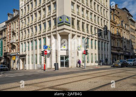 Lussemburgo, maggio 2022. Vista esternale del ramo della banca Raffeisen nel centro della città Foto Stock