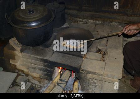 I chicchi di caffè vengono tostati a mano su un fuoco di legno, Indonesia, Bali Foto Stock
