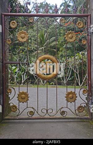 Porta con la swastika al tempio dell'acqua di Tirta Empl, Indonesia, Bali Foto Stock