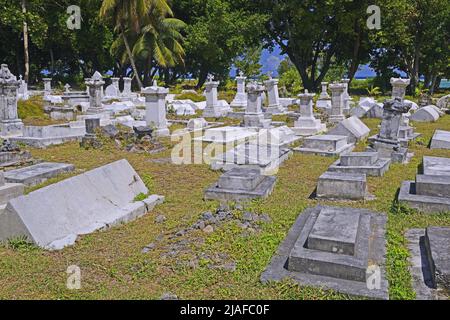 Tombe di oltre 100 anni presso un cimitero, Seychelles, la Digue Foto Stock