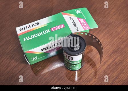 Ryazan, Russia Aprile 8 2022: Fujifilm C200 film a colori su un tavolo in legno primo piano Foto Stock