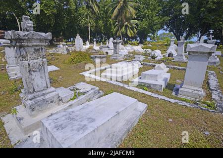 Tombe di oltre 100 anni presso un cimitero, Seychelles, la Digue Foto Stock