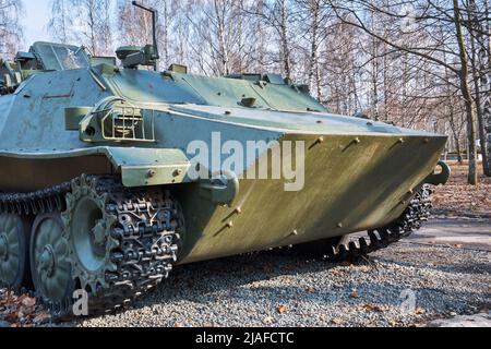 Ryazan, Russia - 9 aprile 2022: Primo piano di una vecchia corazzata militare russa Foto Stock