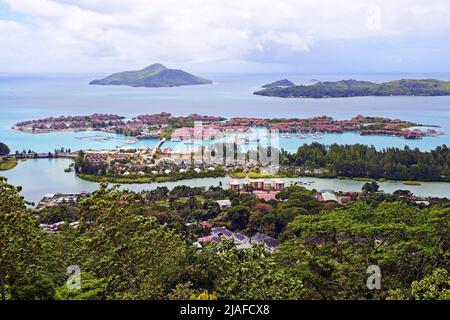 Vista sull'isola artificiale di lusso Eden vicino Mahe, Seychelles Foto Stock