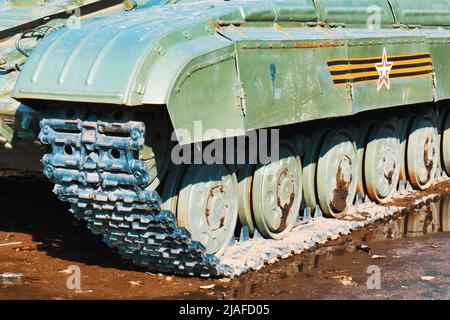 Ryazan, Russia - 9 aprile 2022: Primo piano delle piste di un carro armato russo Foto Stock