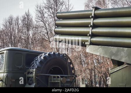 Primo piano del sistema Rocket di lancio multiplo russo Foto Stock