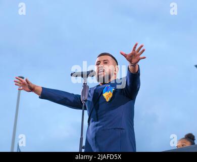 Berlino, Berlino, Germania. 29th maggio 2022. La cantante Ucraina, MONATIK, si esibisce durante un concerto benefico per l'Ucraina alla porta di Brandeburgo a Berlino, Germania, domenica 29 maggio 2022. (Credit Image: © Dominic Gwinn/ZUMA Press Wire) Foto Stock