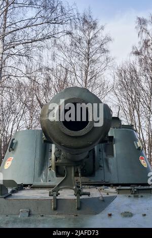 Ryazan, Russia - 9 aprile 2022: Primo piano del cannone di un ladro semovente russo Foto Stock