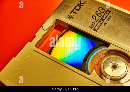 Ryazan, Russia - 16 aprile 2022: Disco magneto-ottico TDK. Superficie di registrazione del disco MO Foto Stock