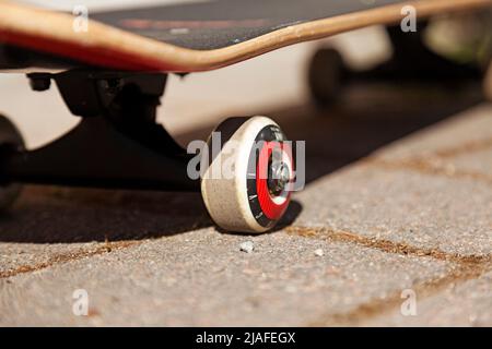 Umea, Norrland Svezia - 20 maggio 2022: Skateboard con ruote nuove Foto Stock