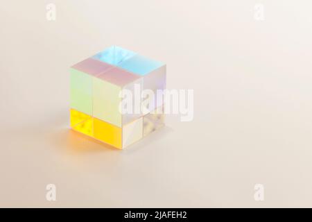 prisma a forma di cubo su sfondo chiaro Foto Stock
