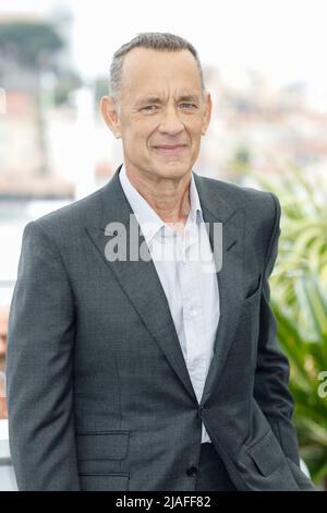 Tom Hanks si pone alla fotocellula di 'Elvis' durante il Festival annuale del Cinema di Cannes 75th al Palais des Festivals di Cannes, Francia, il 26 maggio 2022. Foto Stock