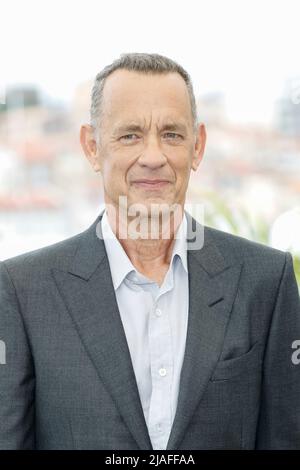 Tom Hanks si pone alla fotocellula di 'Elvis' durante il Festival annuale del Cinema di Cannes 75th al Palais des Festivals di Cannes, Francia, il 26 maggio 2022. Foto Stock