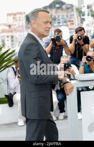 Tom Hanks si pone alla fotocellula di 'Elvis' durante il Festival annuale del Cinema di Cannes 75th al Palais des Festivals di Cannes, Francia, il 26 maggio 2022. Foto Stock