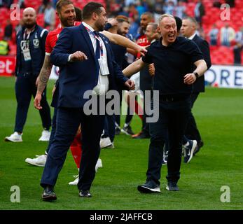 LONDRA, INGHILTERRA - MAGGIO 29:il manager della foresta di Nottingham Steve Cooper festeggia di vincere dopo la finale del campionato tra Huddersfield Town e. Foto Stock