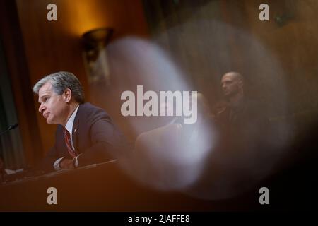 Washington, DC, Stati Uniti. 25th maggio 2022. Christopher Wray, direttore del Federal Bureau of Investigation (FBI), durante un'audizione della sottocommissione degli stanziamenti del Senato a Washington, DC, USA, mercoledì 25 maggio, 2022. L'audizione è intitolata "una revisione della richiesta di finanziamento dell'FBI per l'anno fiscale 2023 del Presidente". Credit: Ting Shen/Pool via CNP/dpa/Alamy Live News Foto Stock