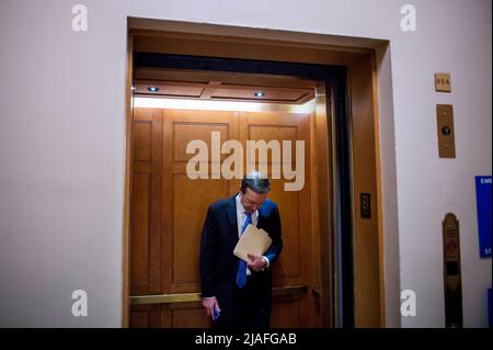 Washington, Vereinigte Staaten. 26th maggio 2022. Il senatore degli Stati Uniti Chris Murphy (democratico del Connecticut) ha un ascensore nel seminterrato del Campidoglio degli Stati Uniti durante un voto a Washington, DC, giovedì 26 maggio 2022. Credit: Rod Lammey/CNP/dpa/Alamy Live News Foto Stock