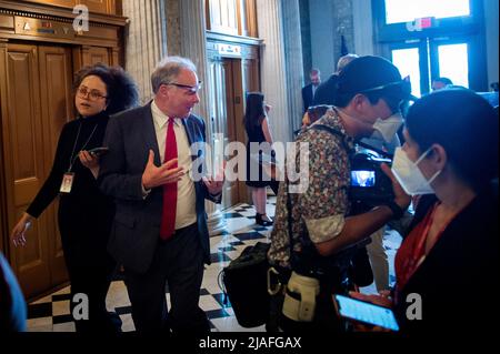 Washington, Vereinigte Staaten. 26th maggio 2022. Il senatore degli Stati Uniti Tim Kaine (democratico della Virginia) parla con i giornalisti fuori dalla Camera del Senato durante un voto al Campidoglio degli Stati Uniti a Washington, DC, giovedì 26 maggio 2022. Credit: Rod Lammey/CNP/dpa/Alamy Live News Foto Stock