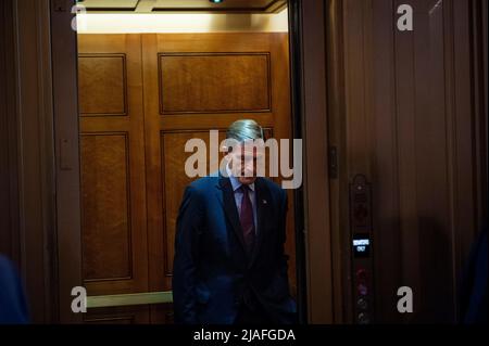 Washington, Vereinigte Staaten. 26th maggio 2022. Il senatore degli Stati Uniti Richard Blumenthal (democratico del Connecticut) ha un ascensore fuori dalla Camera del Senato durante un voto al Campidoglio degli Stati Uniti a Washington, DC, Giovedi, 26 maggio 2022. Credit: Rod Lammey/CNP/dpa/Alamy Live News Foto Stock