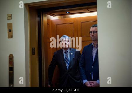 Washington, Vereinigte Staaten. 26th maggio 2022. Il senatore degli Stati Uniti Joe Manchin III (democratico del West Virginia) si è fatto salire a tavola da un ascensore nel seminterrato del Campidoglio degli Stati Uniti durante un voto a Washington, DC, giovedì 26 maggio 2022. Credit: Rod Lammey/CNP/dpa/Alamy Live News Foto Stock