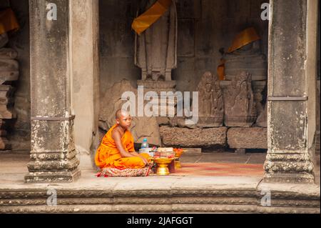 Un giovane monaco buddista a Angkor Wat, Siem Reap Provincia, Cambogia. Credito: Kraig Lieb Foto Stock