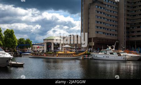 Gloriana, la Rowbarge della Regina, ormeggiata a St Katharine Docks vicino al Tower Bridge di Londra. Foto Stock