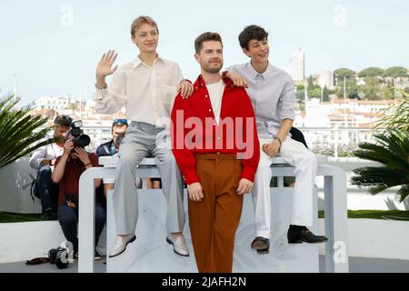 Eden Damsalamoia (l-r), Lukas Dhont e Gustav De Waele posano alla fotocall di 'Close' durante il Festival del Cinema di Cannes 75th, Festival de Cannes, al Palais des Festivals di Cannes, Francia, il 27 maggio 2022. Foto Stock