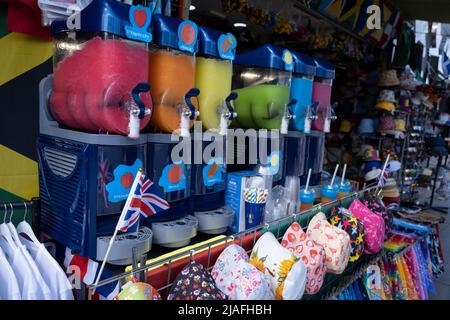 Negozio di fronte alla piccola impresa l'Hatman che vende bevande slush dai colori vivaci a Turnpike Lane, Wood Green il 19th maggio 2022 a Londra, Regno Unito. Foto Stock