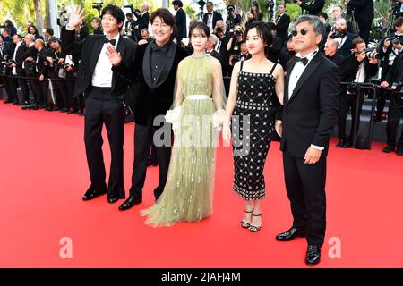 Hirokazu Koreeda (l-r), Joo-Young Lee, Hee-jin Choi, Kang-ho Song e Dong-won Gang partecipano alla cerimonia di chiusura del Festival del Cinema di Cannes del 75th al Palais des Festivals di Cannes, in Francia, il 28 maggio 2022. Foto Stock