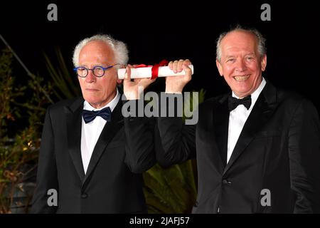 Jean-Pierre Dardenne (l) e Luc Dardenne posano alla foto del vincitore del Festival del Cinema di Cannes 75th al Palais des Festivals di Cannes, in Francia, il 28 maggio 2022. Foto Stock