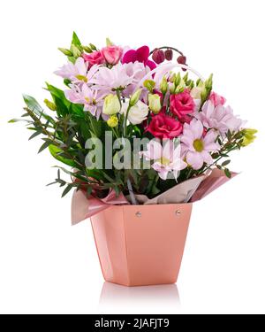 La disposizione dei fiori grandi in una scatola è stata creata da un fiorista per un regalo di nozze. Gerbere rosa, rose, eustoma e foglie verdi. Celebrare un matrimonio, b Foto Stock