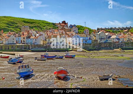 Porto e villaggio con il 'Cod & Lobster' Inn a Staithes, North Yorkshire, Inghilterra. Foto Stock
