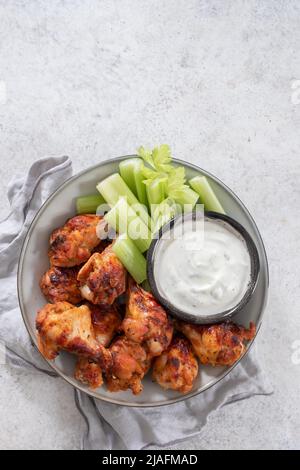 ali di pollo di bufalo con sedano e birra Foto Stock