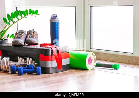 Un set di attrezzature sportive per lo sport a casa Foto Stock