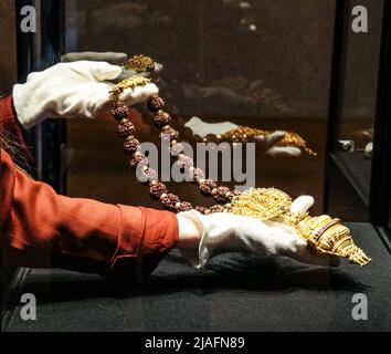 London UK 30 May 2022 una collana di perle in oro con rudraksha (Gowrishankaram) dal 19th secolo. Composta da 21 - 22 carati d'oro impreziositi da pietre preziose, la collana ha una stima di £75.000 - 100.000.Paul Quezada-Neiman/Alamy Live News Foto Stock