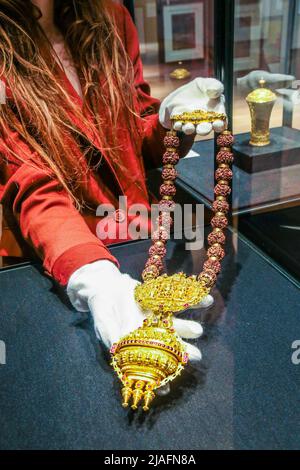 London UK 30 May 2022 una collana di perle in oro con rudraksha (Gowrishankaram) dal 19th secolo. Composta da 21 - 22 carati d'oro impreziositi da pietre preziose, la collana ha una stima di £75.000 - 100.000.Paul Quezada-Neiman/Alamy Live News Foto Stock