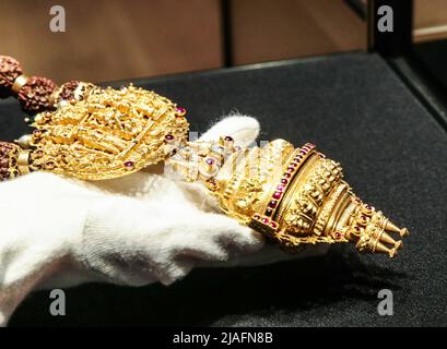 London UK 30 May 2022 una collana di perle in oro con rudraksha (Gowrishankaram) dal 19th secolo. Composta da 21 - 22 carati d'oro impreziositi da pietre preziose, la collana ha una stima di £75.000 - 100.000.Paul Quezada-Neiman/Alamy Live News Foto Stock