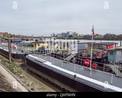 Linea di barche casa sul Tamigi (su Cremorne Rd) a Chelsea, a Kensington & Chelsea, Londra, Regno Unito. Foto Stock