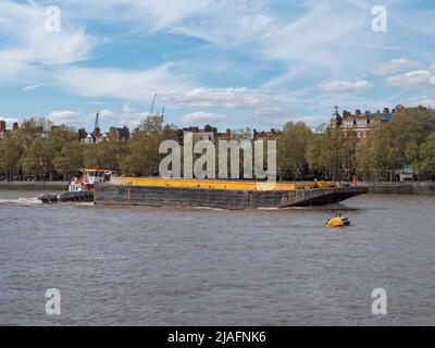 La grande chiatta è spinta lungo il Tamigi Battersea, Wandsworth, South London, UK. Foto Stock